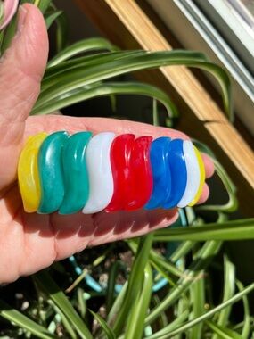 Vtg 80s AVON Summer Brights Lucite Stretch Wave Bracelet  Multi-Color Chunky